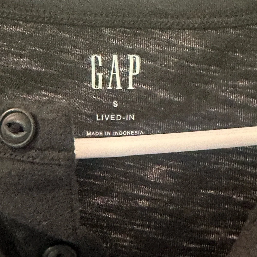 GAP Men's Classic Black Tee - Picture 2 of 2
